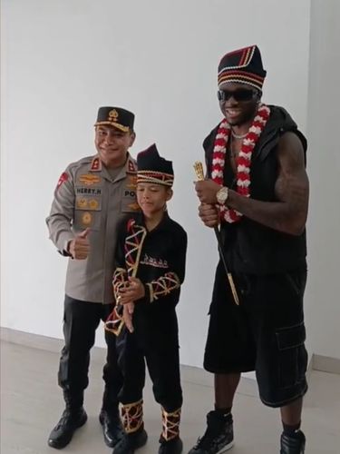 Momen Rapper Melly Mike Bertemu Dikha Bocah Pacu Jalur dan Beri Kado  